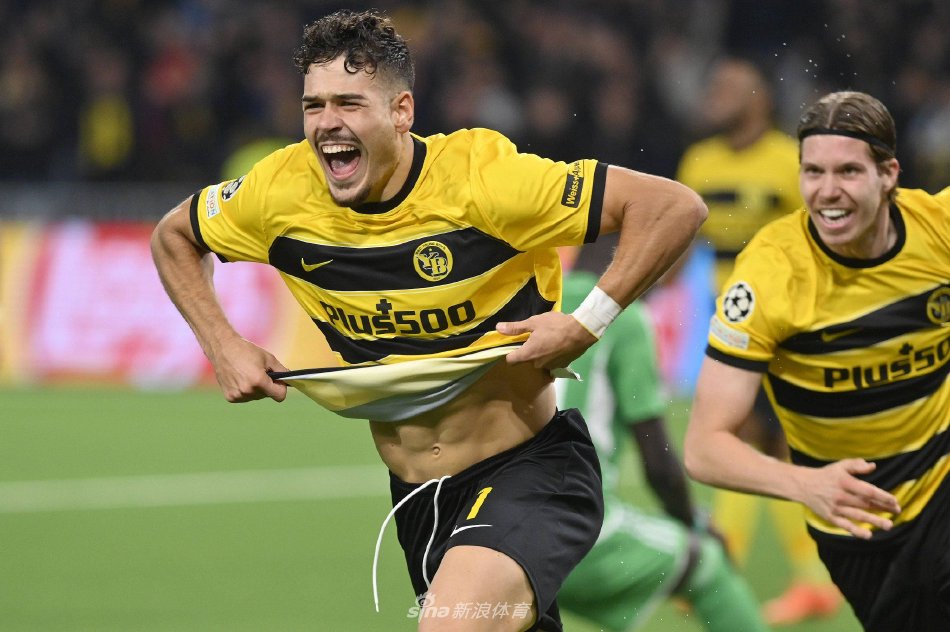 两人在场上 两人在场上